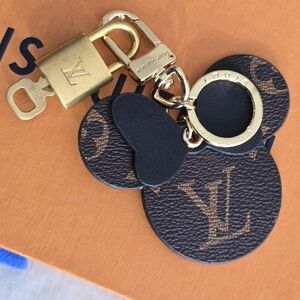 💛Louis Vuitton Gold Lock & Key Set💛